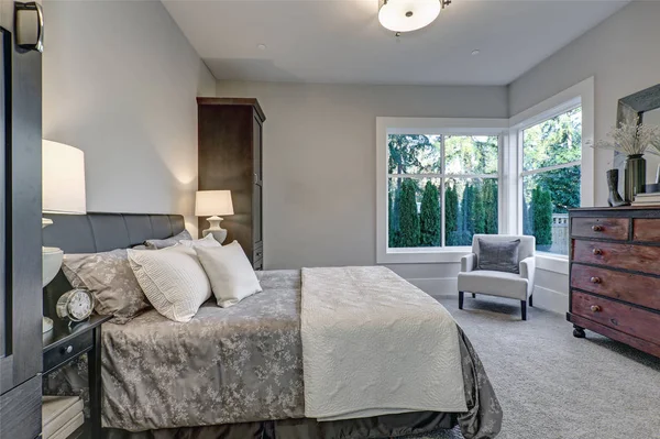 Acogedor dormitorio interior cuenta con paredes grises suaves — Foto de Stock