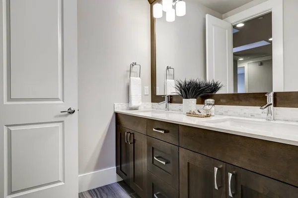 Weiß-braunes Badezimmer mit einer Ecke voller doppelter Eitelkeiten — Stockfoto