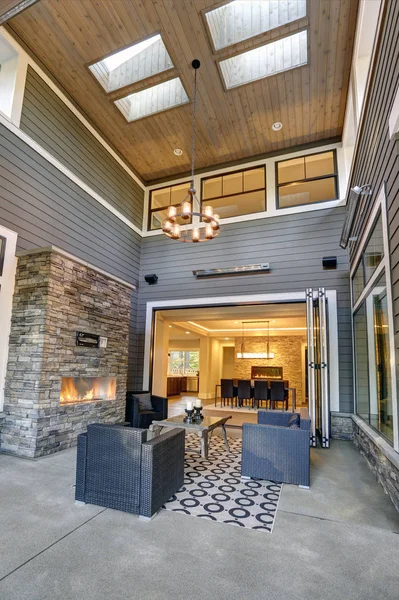 Fotos de Chimenea de exterior de stock, imágenes de Chimenea de