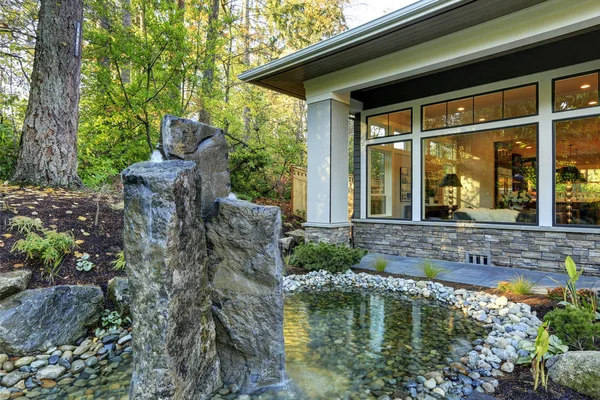 Luxurious new construction home exterior with pond — Stock Photo, Image