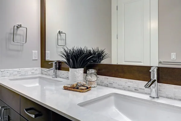 白と茶色のバスルーム自慢ダブルシンクの洗面台でいっぱいヌーク — ストック写真