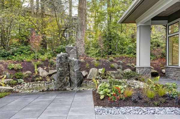 Stützmauer und immergrüner Strauch - Stockfotografie: lizenzfreie Fotos