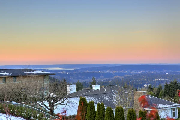 Uitzicht vanaf het bovendek van twee verhaal huis met panoramisch uitzicht — Stockfoto