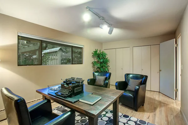 Домашний офис с кремовыми стенами — стоковое фото
