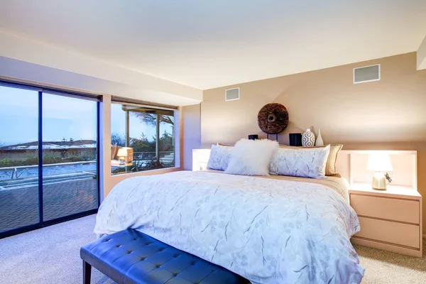 Piękne sypialnia design z przeszkloną ścianą i wyjściem na patio — Zdjęcie stockowe