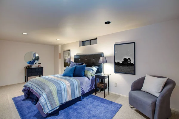 Adorabile design della camera da letto del ragazzo con pareti dipinte avorio , — Foto Stock