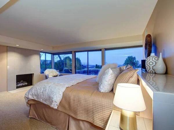 Krásná ložnice design s krbem a východem na terasu — Stock fotografie