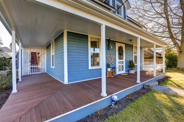 Home exterieur met wrap rond veranda. — Stockfoto