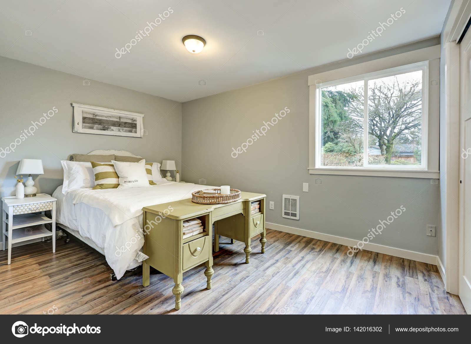 Härlig blekt grÃ¥ sovrum inredning — Stockfotografi © iriana88w ...