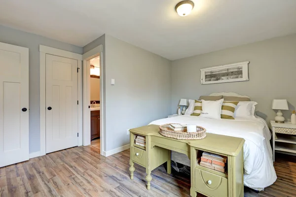 Härlig blekt grå sovrum inredning — Stockfoto