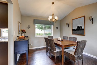 Zarif yemek odası hasır sandalyeleri ile aksanlı