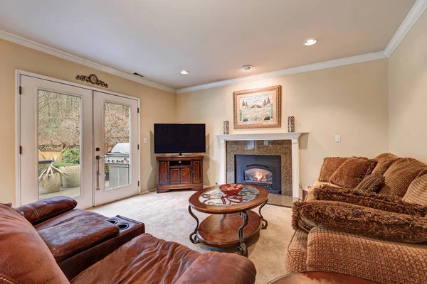 Interior ruang keluarga dalam warna coklat dan warna krem — Stok Foto