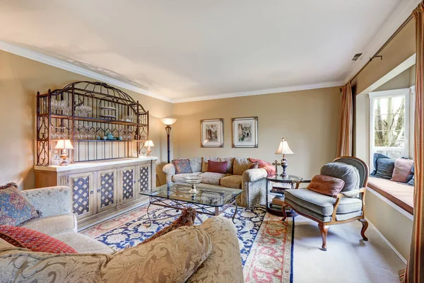 Great living room interior boasts vintage wet bar — Stock Photo, Image