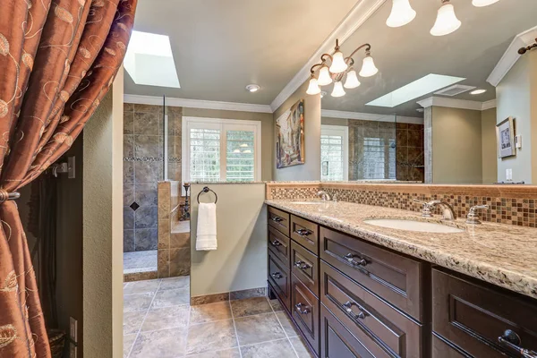 Freshly remodeled bathroom with gorgeous dual sink vanity — Stock Photo, Image