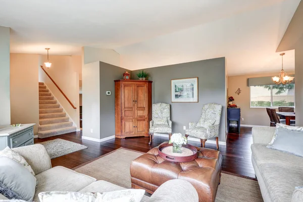 Interior ruang keluarga yang nyaman dengan desain tradisional Amerika — Stok Foto