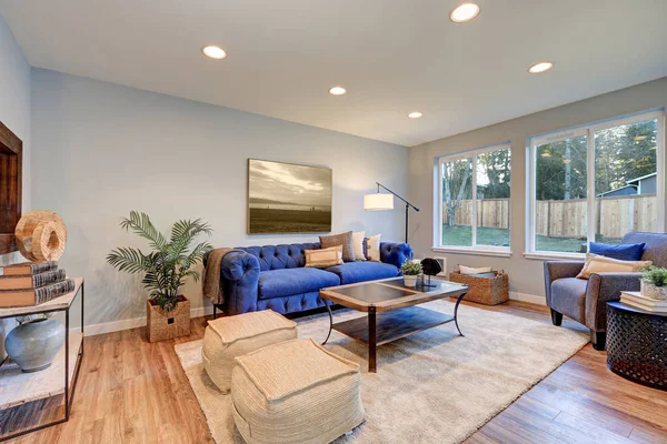 Gemütlicher, lichtdurchfluteter Wohnraum mit warmen, blauen Wänden — Stockfoto