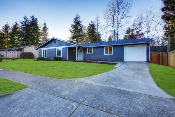 Maison de plain-pied bleue d'un étage avec toit à pente basse à Tacoma . — Photo