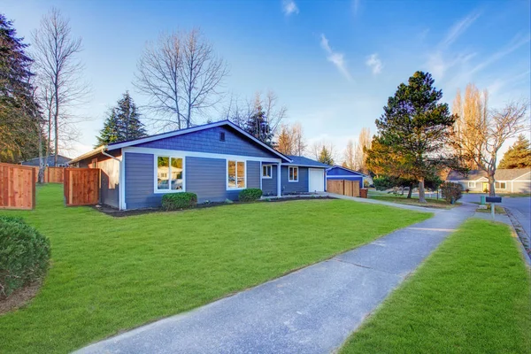 Craftsman blue one-story low-pitched roof home in Tacoma. — Stock Photo, Image