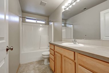 Gri banyo iç ahşap vanity kabine ile