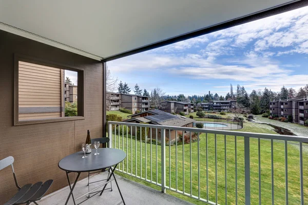 Visa från lägenhet balkong gräsbevuxen kulle och pool — Stockfoto