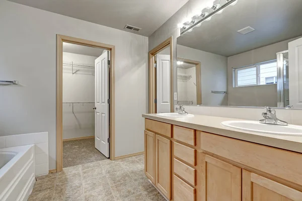Interieur van de grijze badkamer met dubbele wastafel hout ijdelheid kabinet — Stockfoto