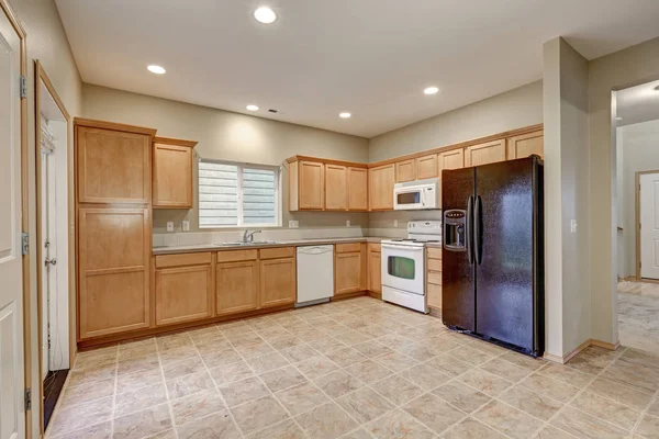 Licht en luchtig keuken kamer met beige muren — Stockfoto