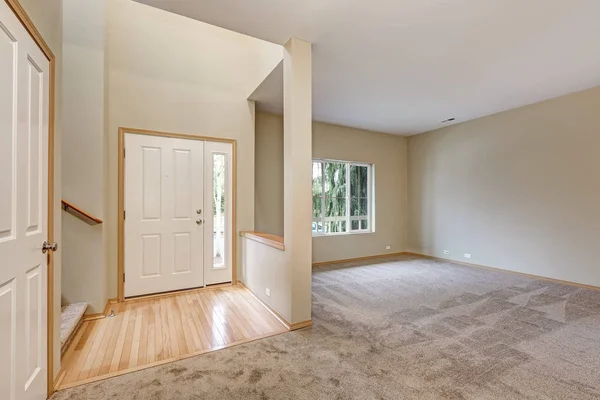 Cocinas piso beige | Amplio y luminoso cocina comedor con paredes de