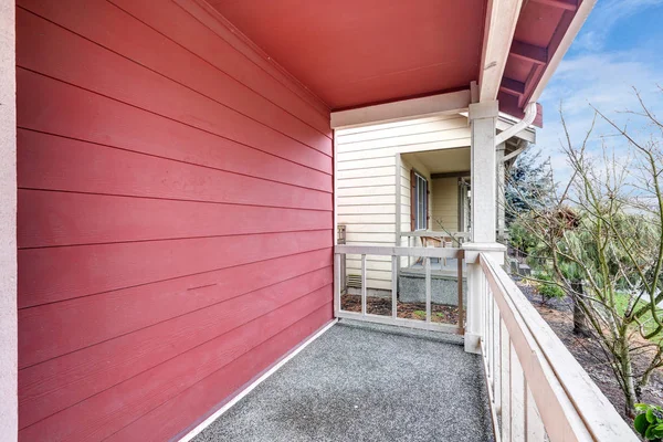Überdachte rote Veranda mit Geländer — Stockfoto
