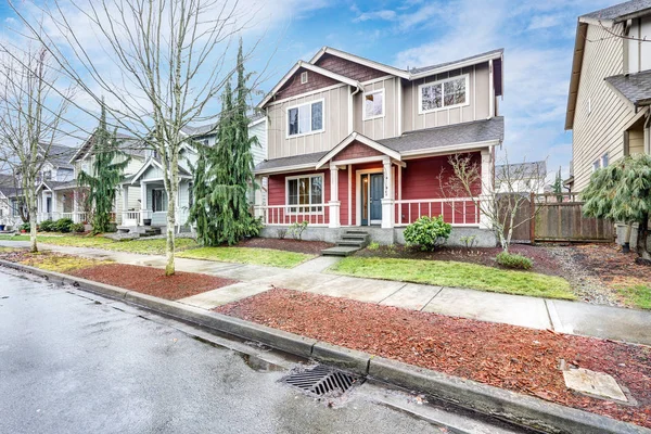 Contemporáneo Rojo y gris exterior de la casa con porche cubierto — Foto de Stock