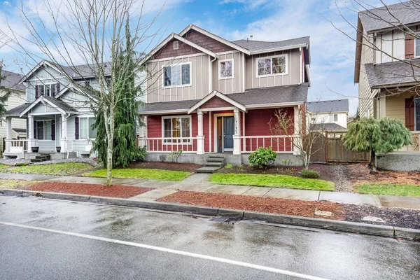 Contemporáneo Rojo y gris exterior de la casa con porche cubierto — Foto de Stock