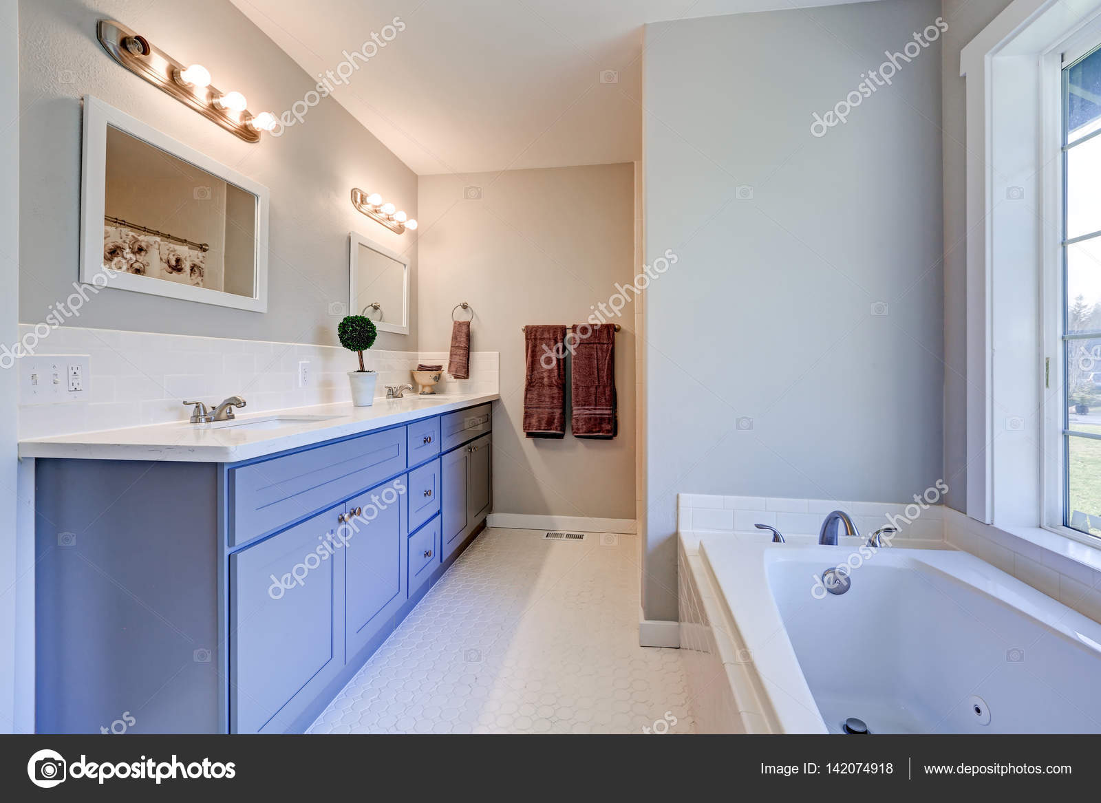 Licht gevulde badkamer interieur geaccentueerd met blauwe ijdelheid ... Licht gevulde badkamer interieur geaccentueerd met blauwe ijdelheid ...