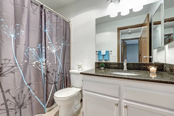 Cuarto de baño cuenta con pared blanca, tocador blanco gabinete — Foto de Stock