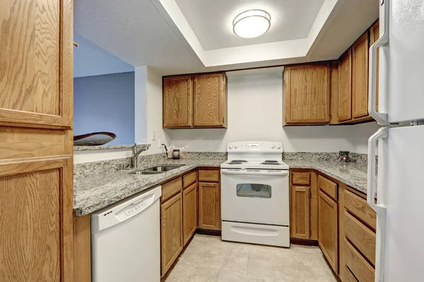 Pequeña cocina en forma de u llena de armarios de madera —  Fotos de Stock