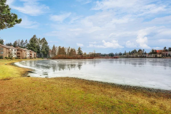 Acque congelate di piccolo lago durante una mattina invernale — Foto Stock