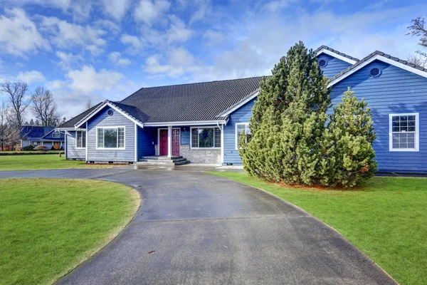 Hermosa casa azul rambler con techo de baldosas — Foto de Stock