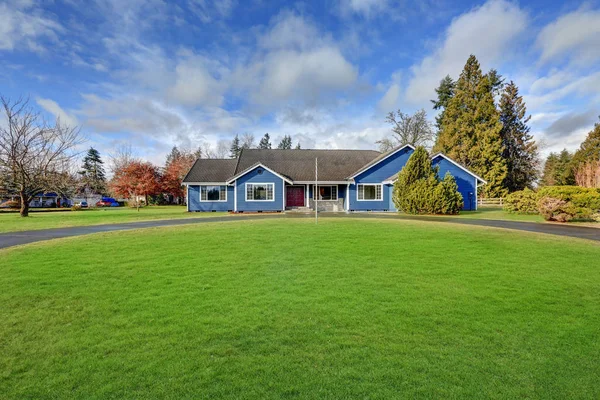 Mooie blauwe rambler huis met pannendak — Stockfoto