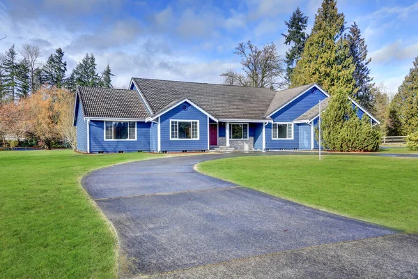 Hermosa casa azul rambler con techo de baldosas — Foto de Stock