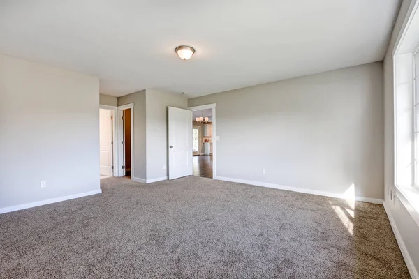 Interior vacío de la habitación gris pálido con suelo de alfombra . — Foto de Stock