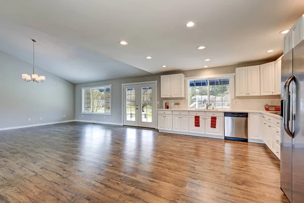 Spacious rambler kitchen interior with vaulted ceiling — Stock Photo, Image