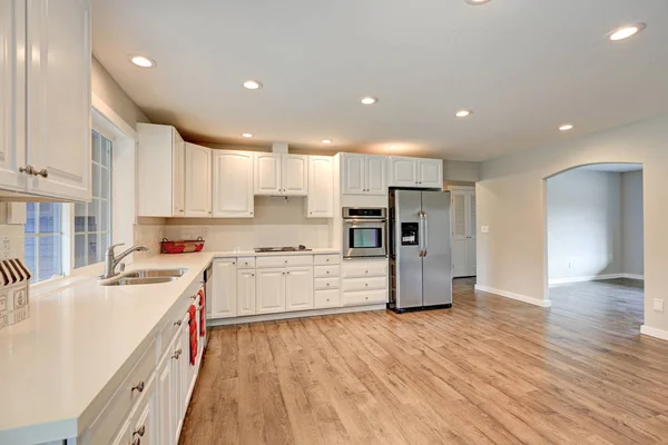 Novo interior da cozinha com armários brancos — Fotografia de Stock