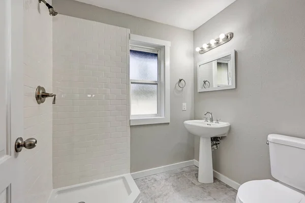 Interior del baño blanco con ducha y lavabo —  Fotos de Stock