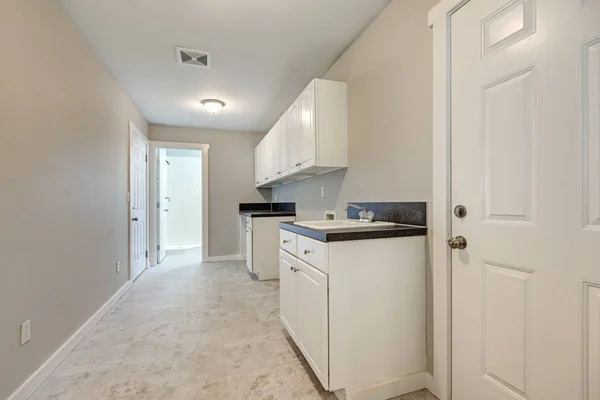 Licht beige interieur van betegelde mudroom — Stockfoto