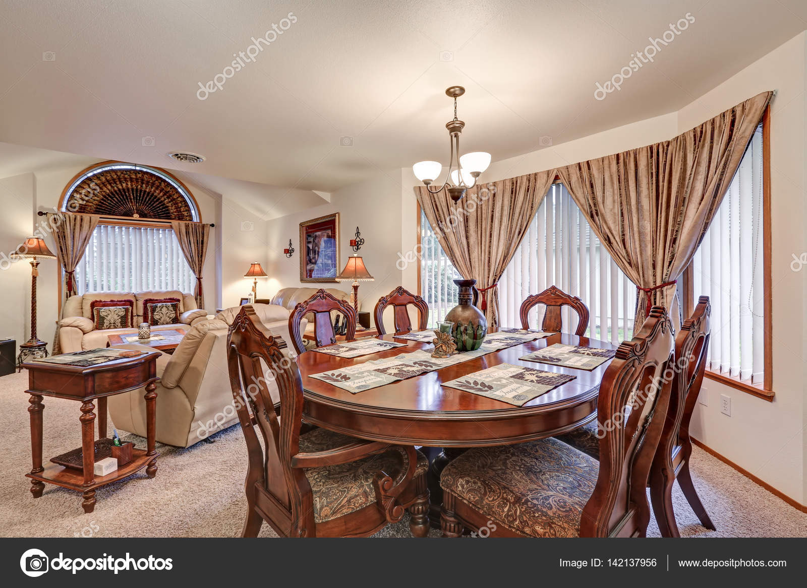 Hermoso comedor formal y sala de estar interior. Noroeste, Estados
