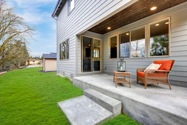 Covered back porch with concrete floor and stairs — Stock Photo, Image