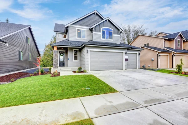 Grey house exterior on a blue sky background — Stock Photo, Image