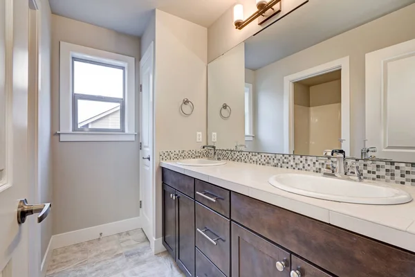 Nuevo interior de baño ligero con lavabo doble tocador de baño de madera oscura —  Fotos de Stock