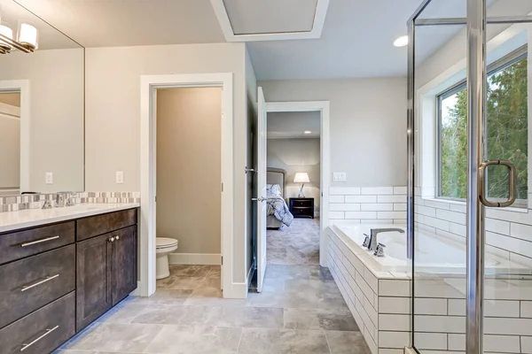 Великолепный интерьер ванной комнаты может похвастаться капельной ванной — стоковое фото