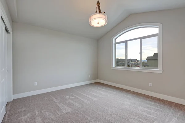 Empty grey room interior with vaulted ceiling — Stock Photo, Image