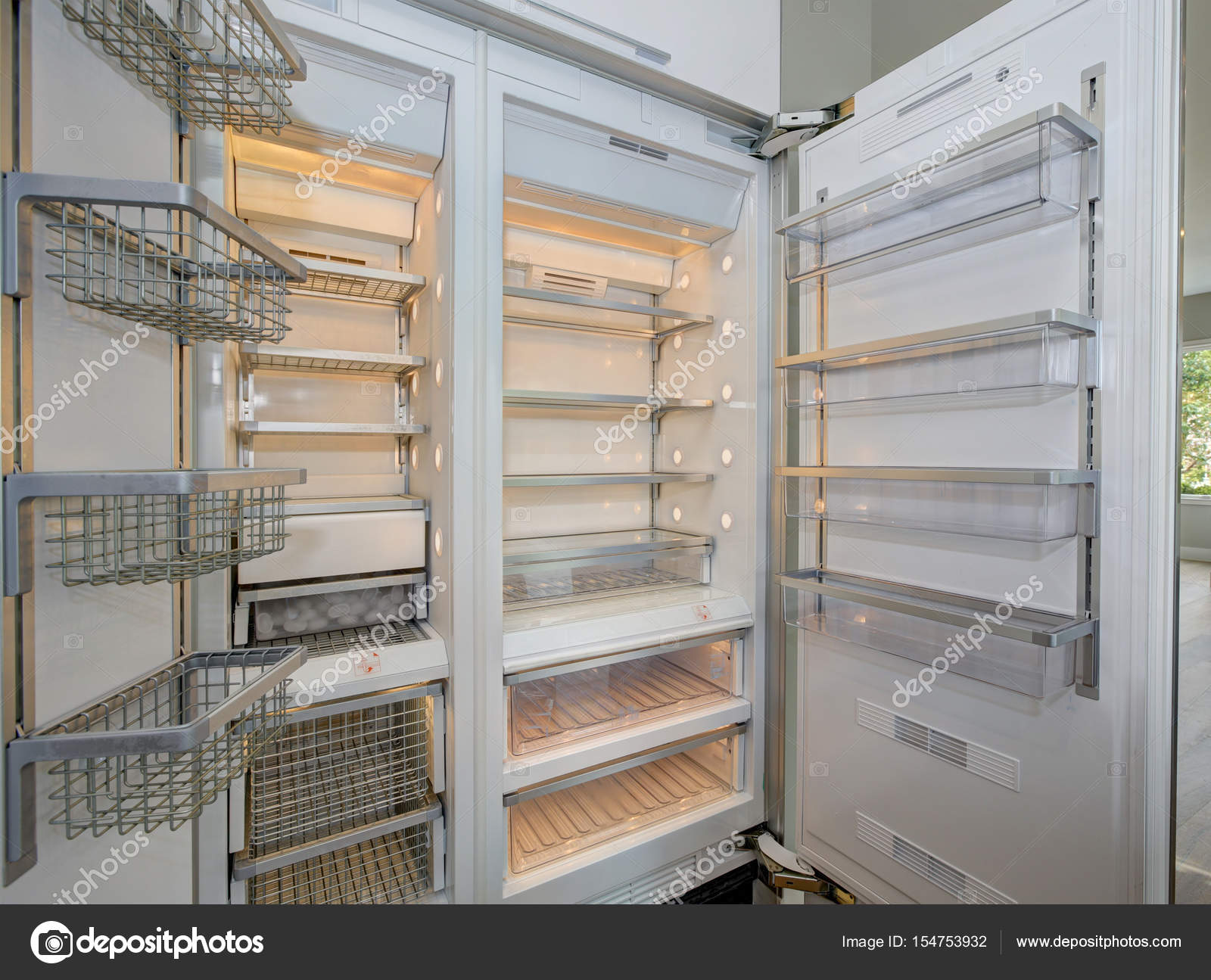 Enorme Frigor Fico Moderno Com Prateleiras Vazias Em Uma Cozinha Enorme Frigor Fico Moderno Com Prateleiras Vazias Em Uma Cozinha