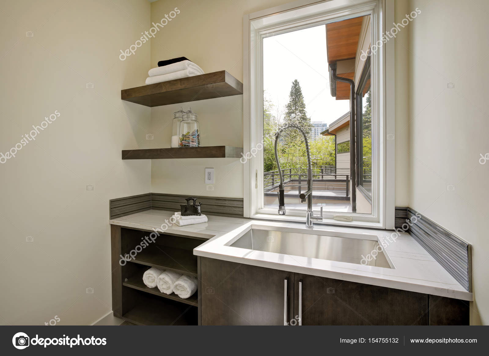 Habitación blanca clásica interior con vigas de madera y gran ventana